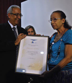 Noelia Romero recibe el diploma que acredita su medio siglo de trabajo ininterrumpido en la Biblioteca Nacional. Foto: Anabel D�az Mena