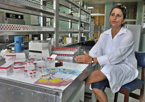 La doctora Teresa Figueroa junto a una muestra de las vacunas y otros productos biolgicos de uso veterinario desarrollados en la institucin. Foto: Yander Zamora 