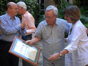 Eusebio Leal recibe el premio de manos de Gladys Collazo, presidenta del Consejo Nacional de Patrimonio Cultural. A la izquierda asiste como testigo el poeta Miguel Barnet. Foto: Modesto Gutirrez/ AIN