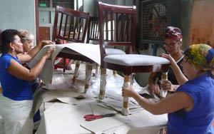 Experimentadas y diestras manos femeninas tienen a su haber el embalaje de los muebles. Foto del autor