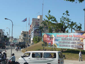El colorido de banderas y gigantograf�as vuelve a las calles santiagueras. Foto del autor