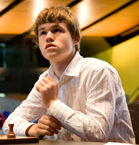 Una vez m�s Carlsen asombra al mundo con su talento.