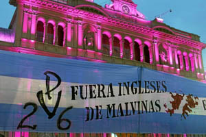 Una pancarta en Buenos Aires contra los ocupantes ingleses de las Malvinas. Foto: EFE