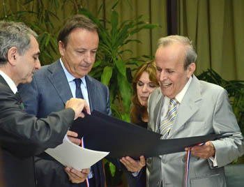 Momento en que el Embajador franc�s (izquierda) y el presidente del Senado galo (centro) entregan a Alarc�n la reproducci�n de los documentos de Crist�bal Col�n. Foto: Anabel D�az Mena