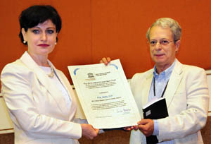La doctora Pilar �lvarez Laso entrega el premio Internacional al brasile�o Frei Betto. Foto: Jorge Luis Gonz�lez