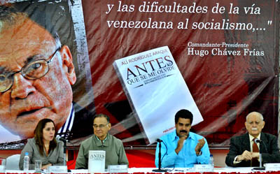 De izquierda a derecha la periodista cubana, Rosa Miriam Elizalde; el presidente de UNASUR, Al� Rodr�guez Araque; el vicepresidente Ejecutivo de Venezuela, Nicol�s Maduro, y el periodista venezolano, Jos� Vicente Rangel, durante la presentaci�n del libro. Foto: Jos� M. Correa