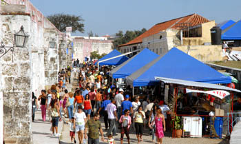 Dedicada a la Repblica de Angola, esta vigsima segunda Feria del Libro de La Habana abrir sus pabellones al pblico maana viernes, en la Fortaleza de San Carlos de La Cabaa. La fiesta de las letras tendr lugar hasta el 24 de febrero, en la capital y hasta el 10 de marzo en todas las provincias del pas. Foto: Alberto Borrego