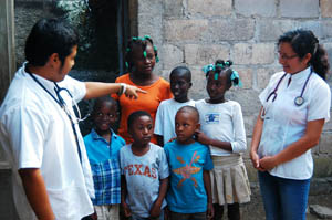ngel y Ana imparten una charla educativa a nios de la comuna. Foto del autor 