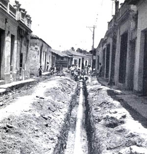 Foto histórica de la ampliación del acueducto de Camagüey acometida en 1947.