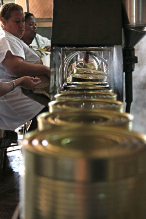 La produccin de conservas se ha convertido en una de las principales prioridades de Artemisa, una de las provincias de mayor produccin agrcola en el pas. Foto: Yaim Ravelo