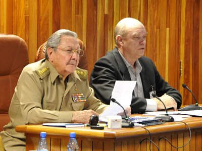 Junto al Presidente de los Consejos de Estado y de Ministros, Rodrigo Malmierca D�az, ministro de Comercio Exterior y la Inversi�n Extranjera. Foto: Estudios Revoluci�n