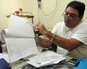 Luis Poll muestra el compromiso de cada productor, tras evaluar en el terreno el potencial real de leche, mucho antes de la contratación. Foto del autor
