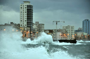 El ascenso gradual del nivel medio del mar constituye la principal amenaza a largo plazo del cambio climtico en la zona costera de Cuba. Foto: Yander Zamora