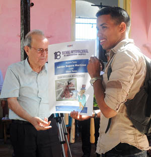 Ricardo Alarcón de Quesada entregó al cubano Adrián Segura Martínez el premio de la segunda edición del Tomy on line