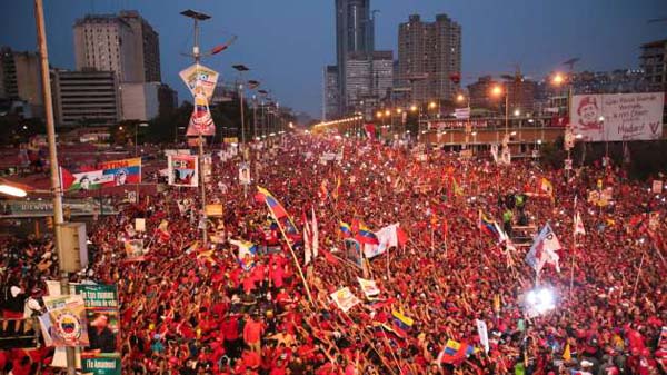 Siete avenidas como esta estuvieron repletas de pueblo ayer en Caracas en el final de la campa�a de Nicol�s Maduro. foto: avn