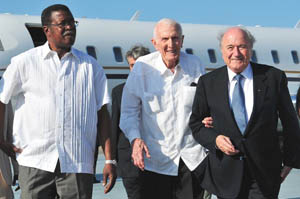 El presidente de la FIFA fue recibido por José Ramón Fernández y el titular del INDER, Christian Jiménez. Foto: Ricardo López Hevia