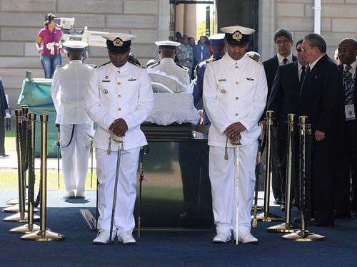 El Presidente cubano rindi� tributo a Mandela en el Union Building, la sede del Gobierno de Sud�frica en Pretoria. Foto: Estudios Revoluci�n