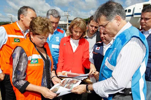 Autoridades estaduales le explican a Rousseff los detalles de la situaci�n. FOTO: PLANALTO