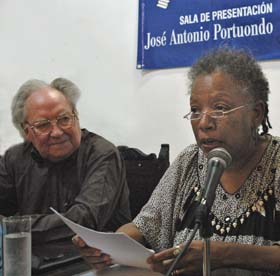 Claude Couffon escucha a Nancy Morejn, quien fundamenta el ingreso del hispanista francs a nuestra Academia. Foto: YORDANKA ALMAGUER