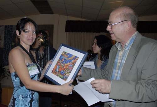 Miguel Barnet, presidente de la Unin de Escritores y Artistas de Cuba (UNEAC), hace entrega del Premio Calendario en el gnero de narrativa, a Zulema de la Ra Fernndez. AIN FOTO: OMARA GARCIA MEDEROS