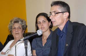 Lus Enrique Ramos (D), autor del libro Fidel Castro ante los desastres naturales, Sindy Medina ( C ), editora y Gisela Alanz, presentadora, en La Casa del Alba. Foto: AIN