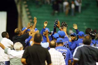 El final del juego, que pone a los azules a dos victorias del campeonato. Foto: Ricardo Lpez