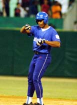 Doelsis Linares limpi las bases con su doble del sptimo. Foto: Ricardo Lpez