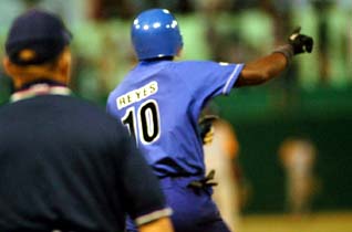 Rudy Reyes jonrone por los azules. Foto: Ricardo Lpez