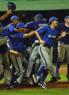 Todos felicitan a Montieth. Foto: RICARDO LPEZ HEVIA