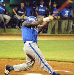 Urgells puso delante a Industriales con jonrn. Foto: RICARDO LPEZ