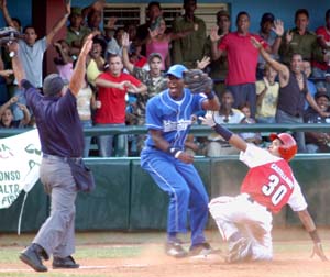 La rivalidad entre orientales y occidentales es una de las principales atracciones de la pelota cubana. Foto: Ricardo L�pez Hevia