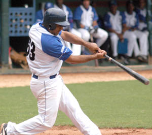 Serguei decidi� con su primer jonr�n. Foto: Ricardo L�pez Hevia. 