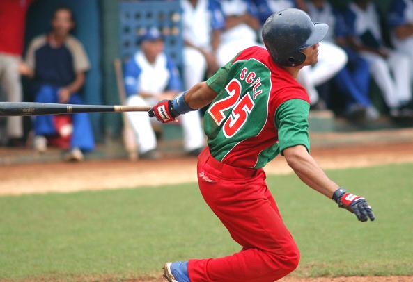 Yordanis Scull, por segundo d�a jonr�n con bases llenas. Foto: Ricardo L�pez Hevia. 