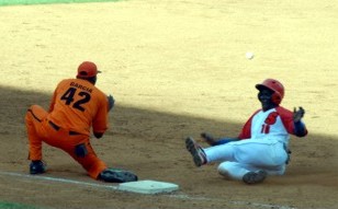 Mustelier (impuls� una y anot� otra ) llega a tercera. Foto: Francisco Echavarr�a (peri�dico Sierra Maestra)