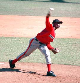 Yaumier camin dos tercios amparado en el ataque de su equipo. Foto: Ricardo Lpez Hevia