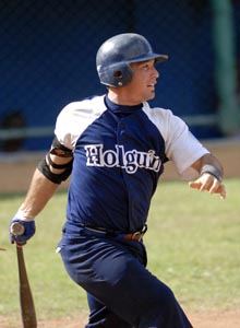 El receptor holguinero Selme Angulo es uno de los zurdos que mejor le batea a los tiradores de su mano. Foto: Ricardo Lpez Hevia