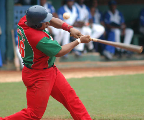 Osmany Urrutia fue durante casi una dcada el mejor bateador de Cuba. Foto: Ricardo Lpez Hevia.