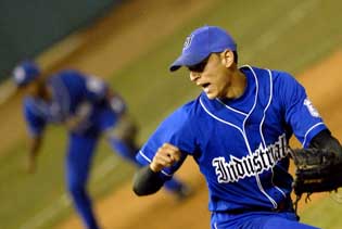 El efectivo relevo de Armando Rivero contribuy a mantener las esperanzas de los azules. Foto: Ricardo Lpez Hevia