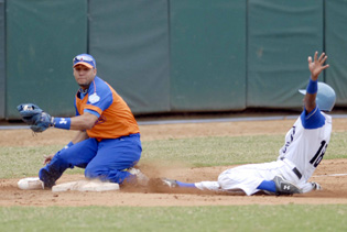 Leugim Barroso llega quieto a tercera, en el doble robo del cuarto inning. Fotos: Ricardo Lpez Hevia