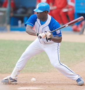 Urgells sali a jugar a pesar de su lesin y remolc dos carreras. Foto: Ricardo Lpez Hevia