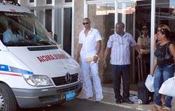 Norge Luis Vera (con gafas) saliendo del hospital. Foto: Otmaro Rodrguez