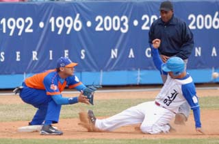 Gallos y Leones luchan por el cuarto puesto en el Oeste. Foto: Ricardo L�pez Hevia