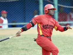 Ariel S�nchez, con 319 de promedio en cinco Series Nacionales, es uno de los buenos bateadores yumurinos. Foto: Ricardo L�pez Hevia