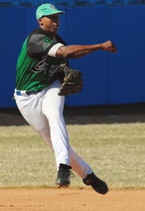 El torpedero cienfueguero Erisbel Arruebarruena ha sentado c�tedra en su posici�n. Foto: Ricardo L�pez Hevia