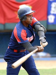 Alexander Ayala dej� al campo a los naranjas con su segundo jonr�n de la tarde. Foto: Ricardo L�pez Hevia.