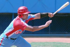 Carlos Bentez le bot dos Mizuno a Odrisamer. Foto: Ricardo Lpez Hevia