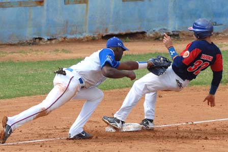 Casi siempre los tiros a tercera desde los jardines no cumplen su cometido. Foto: Ricardo L�pez Hevia