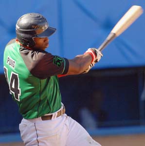 Yasiel Puig, con su jonr�n, dej� a los Elefantes solos en la cima. Foto: Ricardo L�pez Hevia