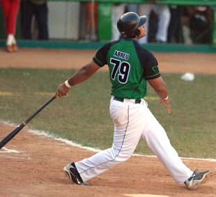 Jos Dariel decidi con su cuadrangular 27. Foto: Ricardo Lpez Hevia
