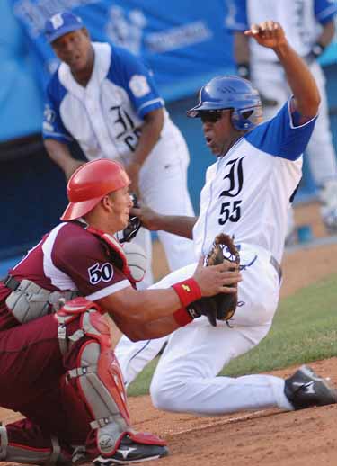Industriales suma cuatro derrotas consecutivas, despu�s de la barrida ante el Habana. Foto: Ricardo L�pez Hevia